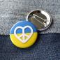 Preview: Ansteckbutton Ukraine Love Peace Zeichen auf Jeans mit Rückseite